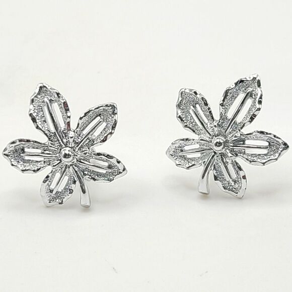Vintage Sarah Coventry Silvertone Flower Or Leaf Clip On Earrings - Picture 1 of 5